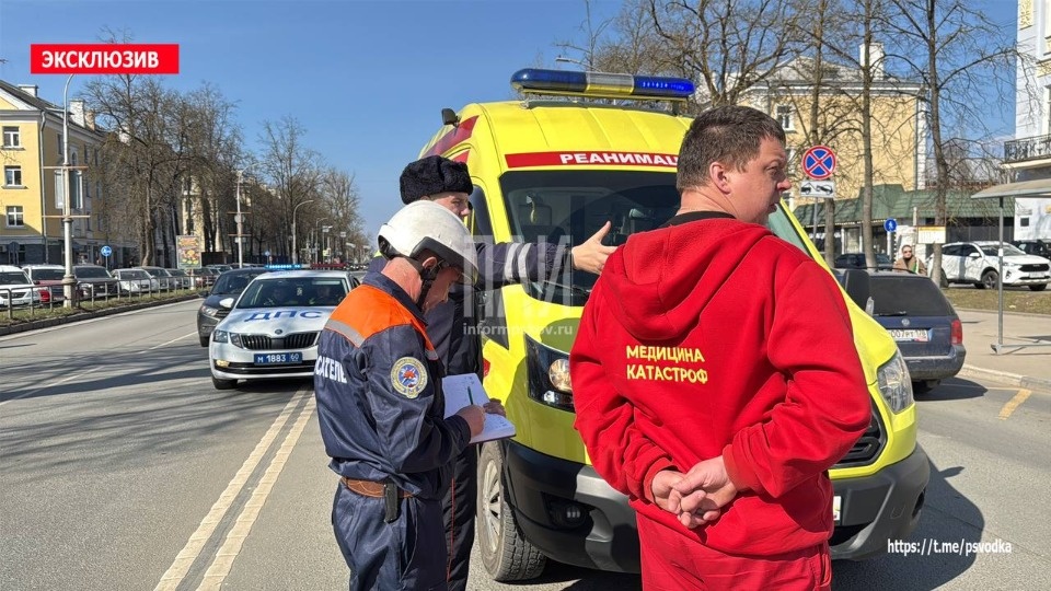 Женщине потребовалась госпитализация после наезда автомобиля в Пскове
