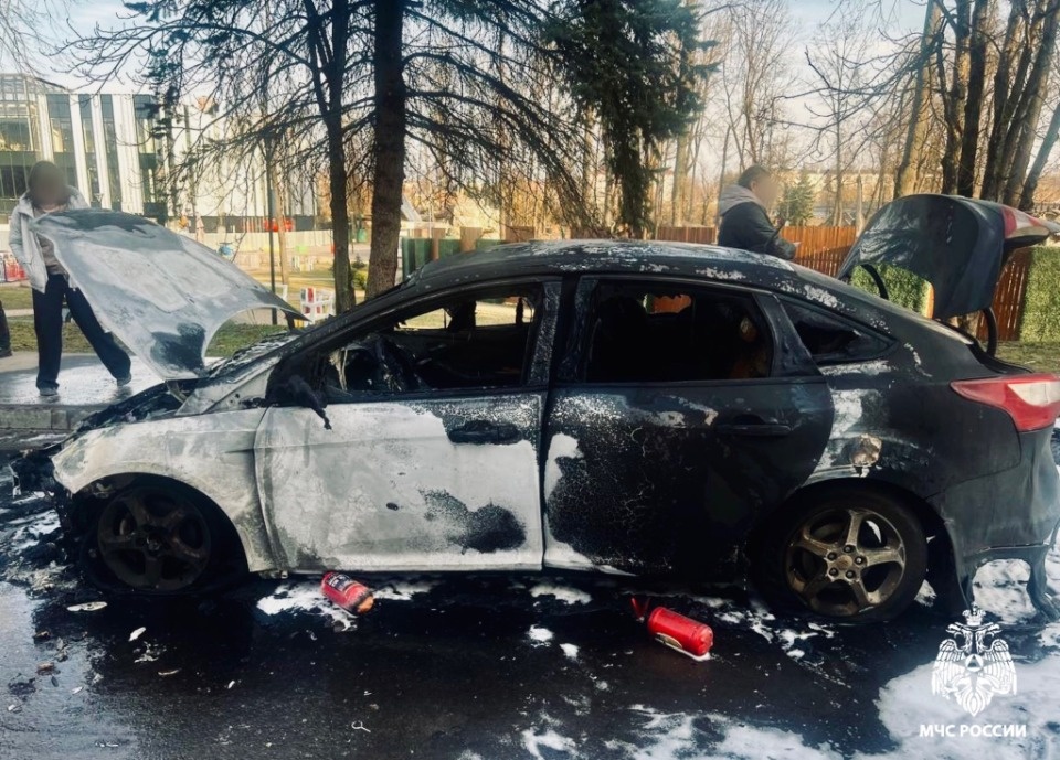 Автомобиль горел на улице Александра Матросова в Великих Луках