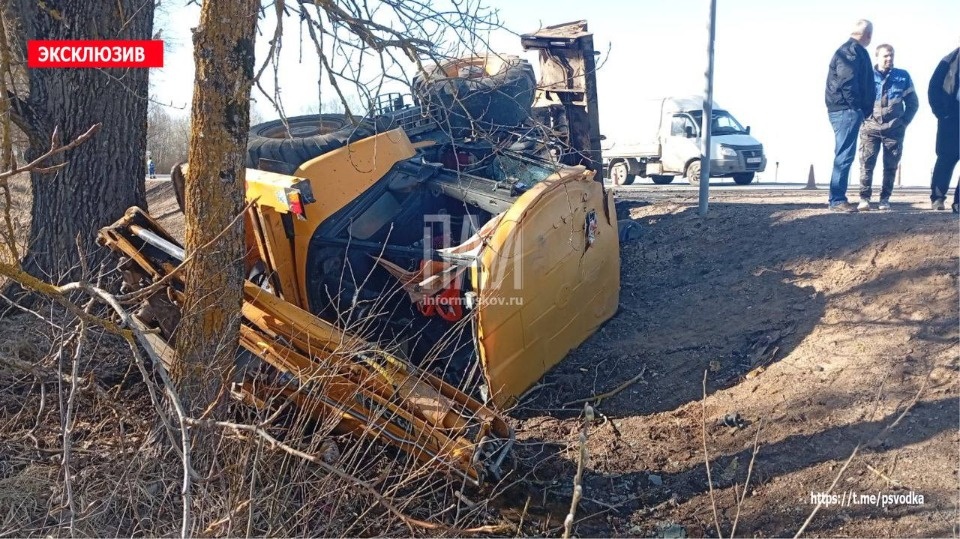 ДТП с трактором и самосвалом произошло в Великолукском районе
