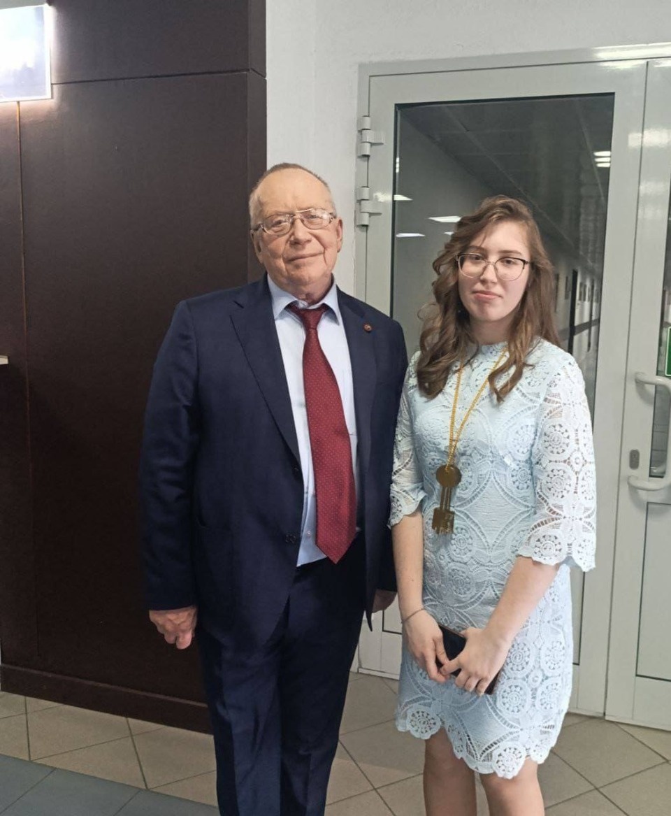 Школьница из Пскова получила два ключа от дверей МГИМО в финале телешоу «Умники и Умницы» Школьница из Пскова получила два ключа от дверей МГИМО в финале телешоу «Умники и Умницы»