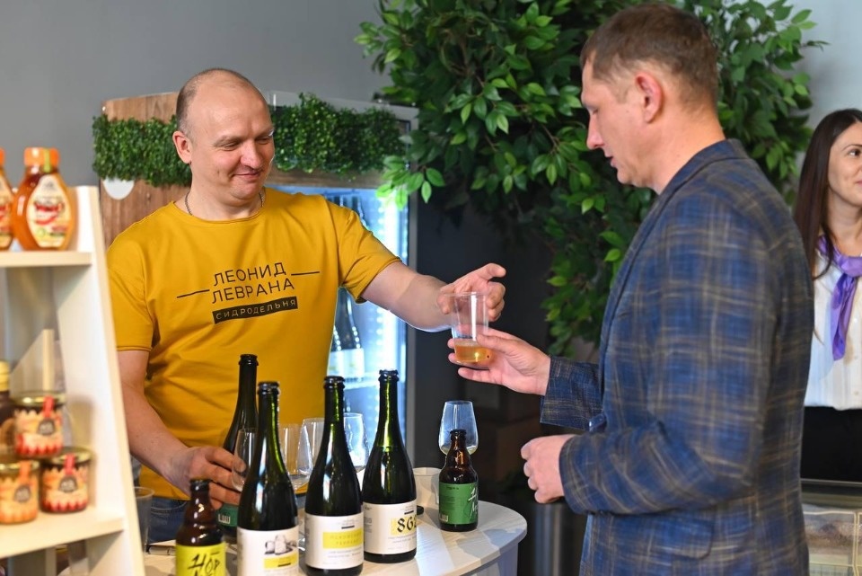 На выставке промышленности в Пскове работает гастрономическая выставка На выставке промышленности в Пскове работает гастрономическая выставка