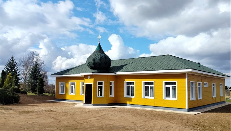 Возведение братского корпуса завершилось в деревне Клин Куньинского района Возведение братского корпуса завершилось в деревне Клин Куньинского района