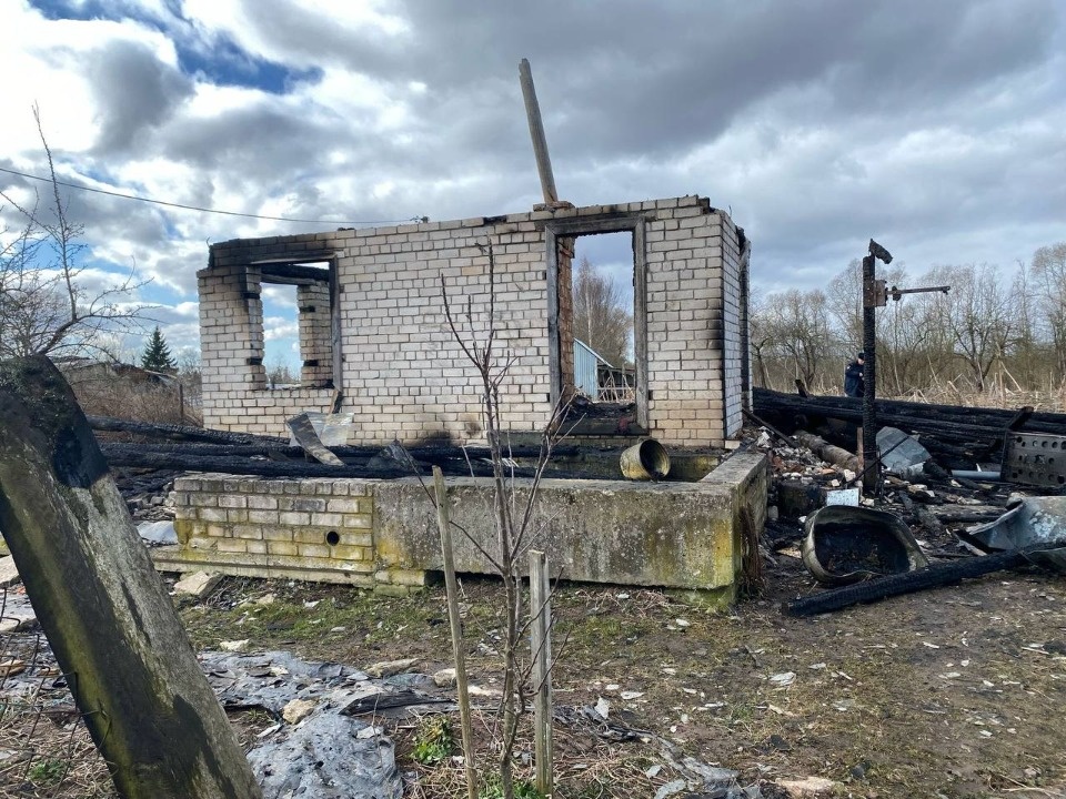 Следователи проводят проверку по факту гибели женщины на пожаре в Псковском районе Следователи проводят проверку по факту гибели женщины на пожаре в Псковском районе