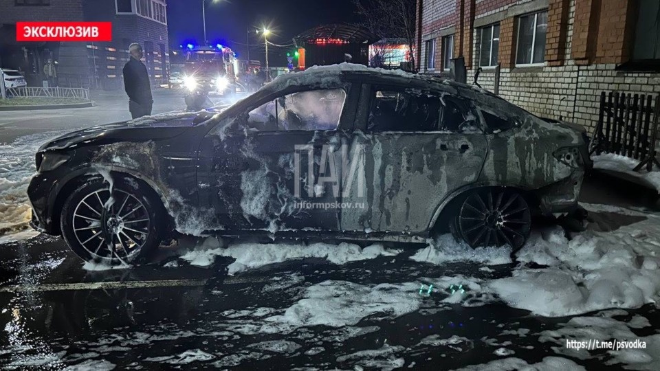 Четыре машины горели ночью в Пскове 