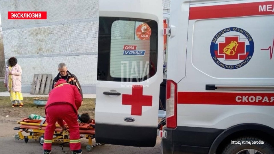 Девочка выпала с балкона третьего этажа в Псковском районе  