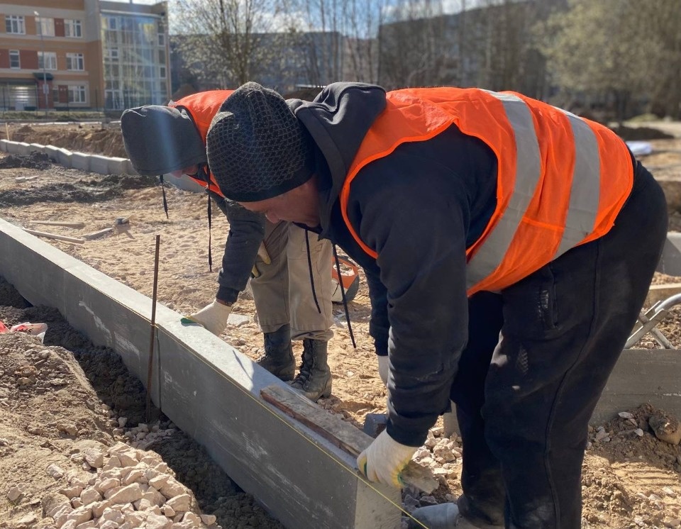 Участок между домами на улице Звёздной и на Юности благоустраивают в Пскове 