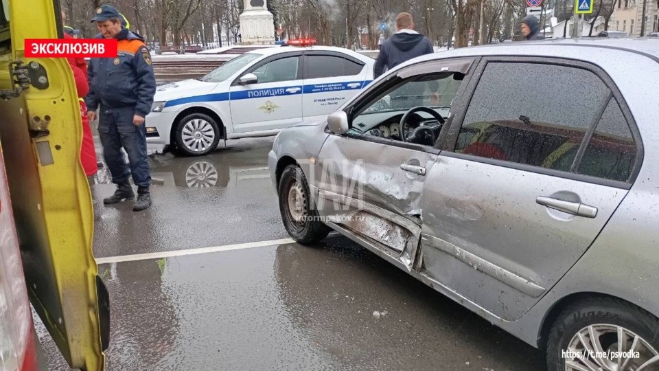 Водитель пострадал в результате ДТП в центре Пскова Водитель пострадал в результате ДТП в центре Пскова