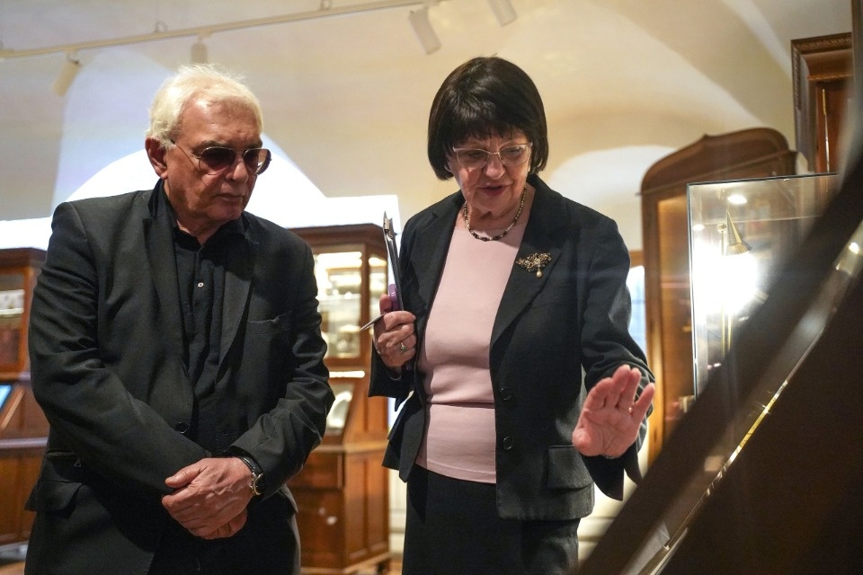 Карен Шахназаров посетил экспозицию икон Псковского музея 