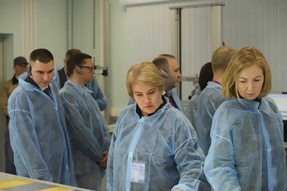 Министрам промышленности и экономики регионов СЗФО представили производство БОПЭТ пленок на заводе «Титан-Полимер»