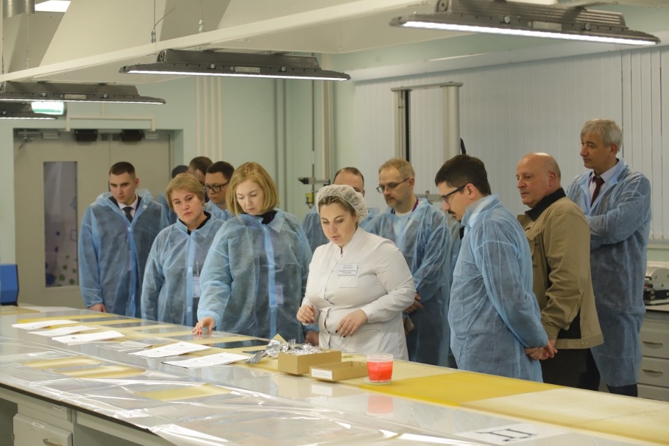 Министрам промышленности и экономики регионов СЗФО представили производство БОПЭТ пленок на заводе «Титан-Полимер»