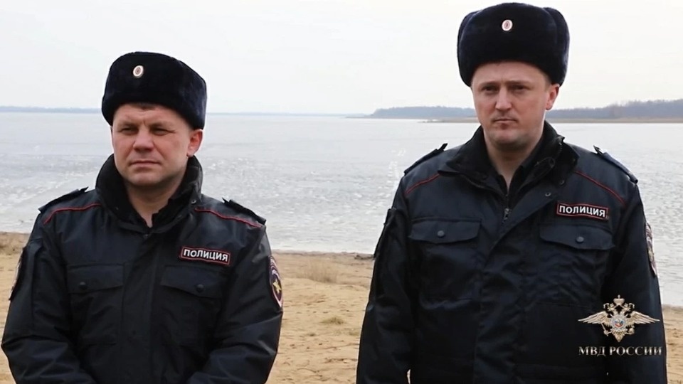 Псковских полицейских наградили за спасение рыбаков Псковских полицейских наградили за спасение рыбаков