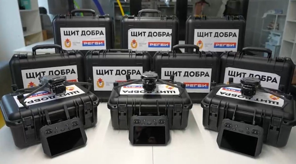 Чемпион мира по грэпплингу и игрок клуба ЦСКА передали псковским бойцам квадрокоптеры