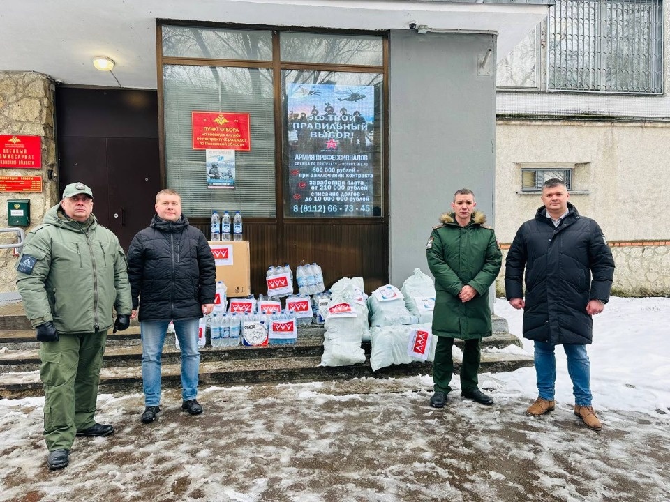 Псковские профсоюзы передали предметы первой необходимости воинам, направляющимся в зону СВО