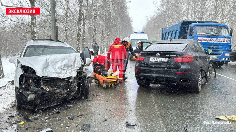  Четырех человек госпитализировали в результате тройного ДТП под Псковом 