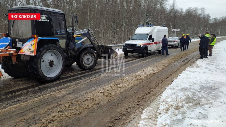 Водитель пострадал в результате ДТП с трактором в Гдовском районе Водитель пострадал в результате ДТП с трактором в Гдовском районе