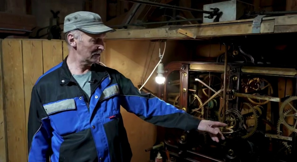 Псковичам рассказали о главных часах Псковской области и их хранителе