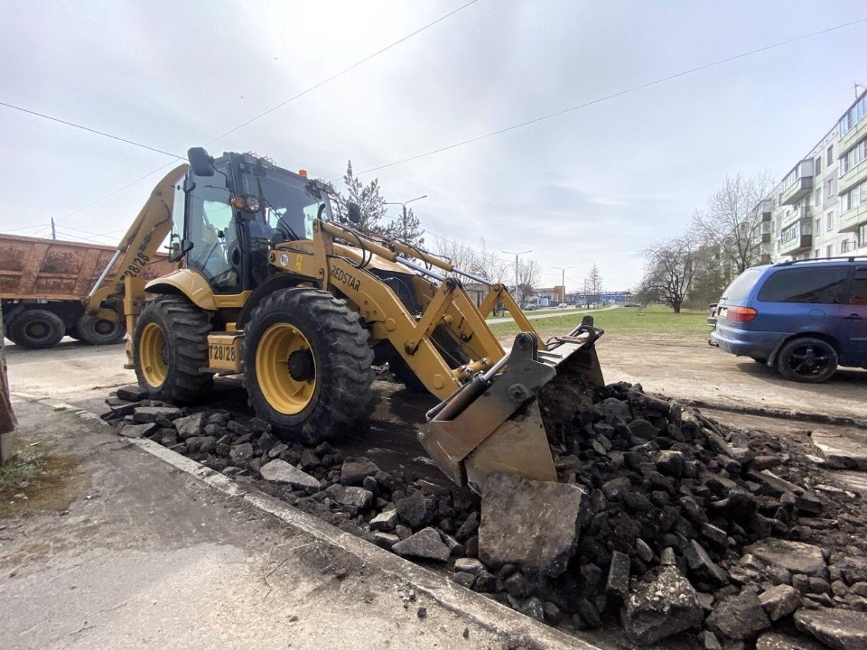 Ямочный ремонт проводится на улице Новгородской в Пскове Ямочный ремонт проводится на улице Новгородской в Пскове