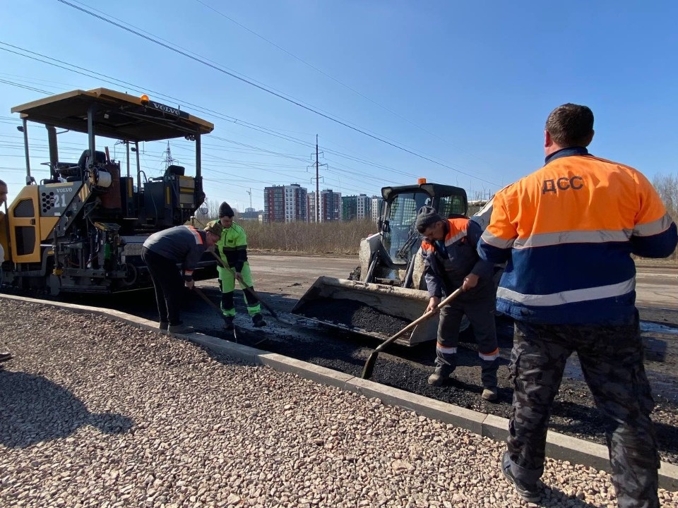 В Пскове начали укладывать асфальт на улице Леона Поземского