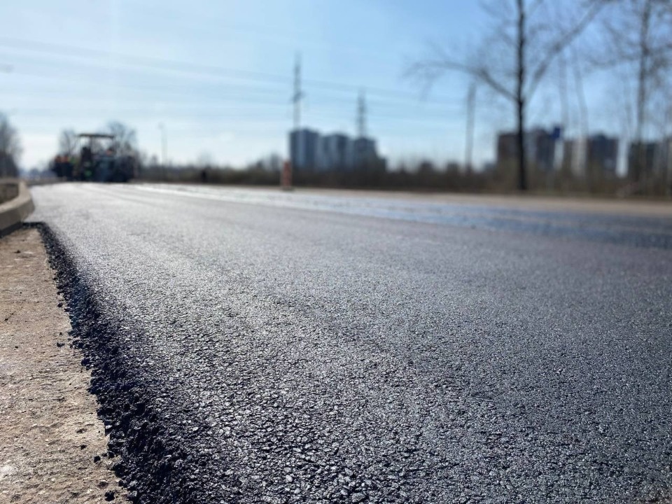 В Пскове начали укладывать асфальт на улице Леона Поземского