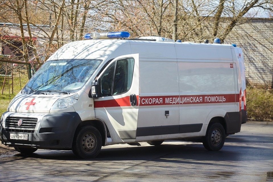 Тело 65-летнего мужчины обнаружили в сквере у железнодорожного вокзала в Пскове