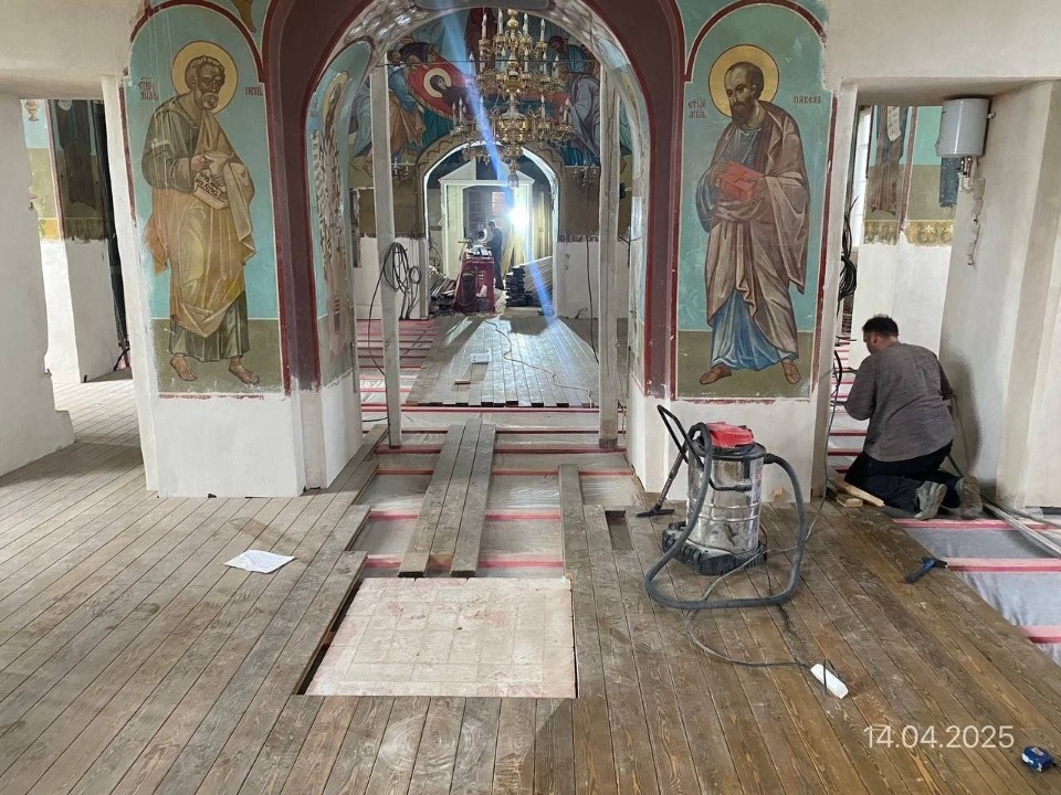 Деревянные полы начали укладывать в церкви Сорока мучеников Севастийских в Печорах