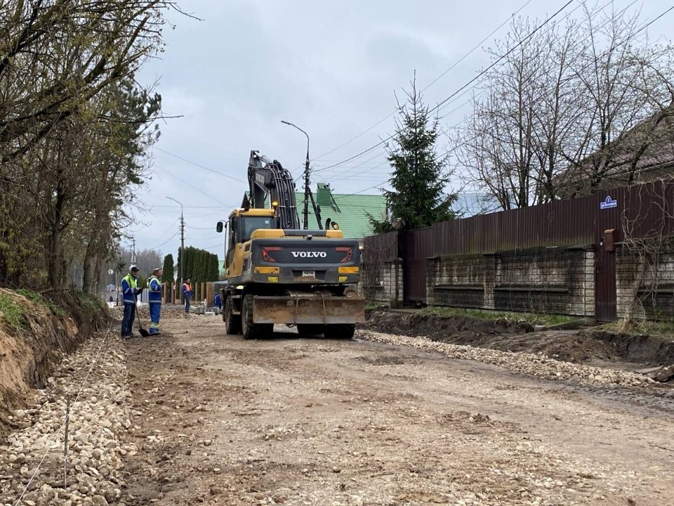 Бортовой камень устанавливают на улице Полковой в Пскове 