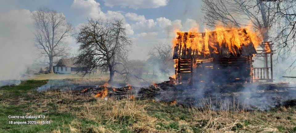 Кинодеревня сгорела в Новоржевском районе Кинодеревня сгорела в Новоржевском районе