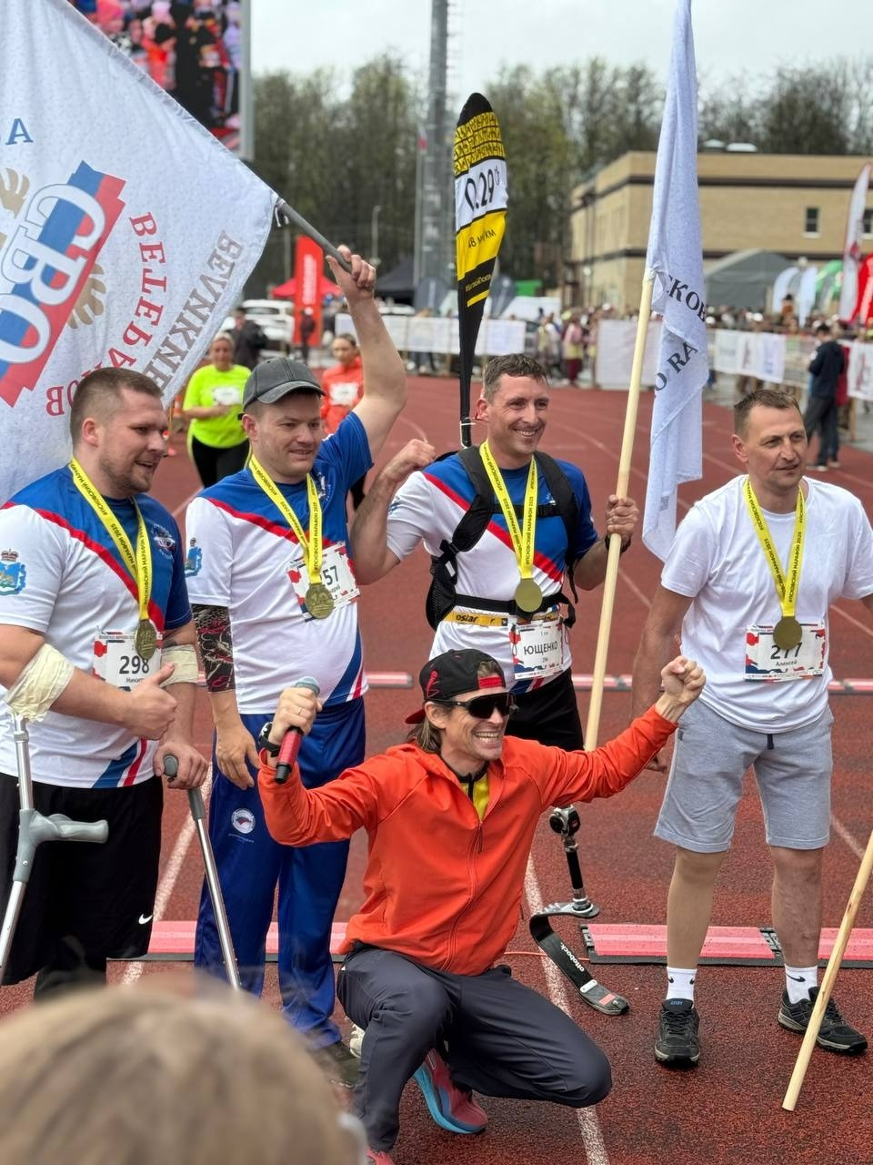 Герой СВО Никита Ясаков пробежал «Псковский марафон» на костылях