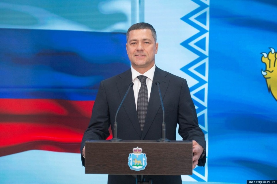 Михаил Ведерников: Региону повезло с председателем Псковского областного Собрания