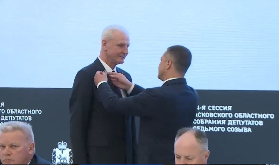 Губернатор вручил Александру Котову звание «Почётный гражданин Псковской области»