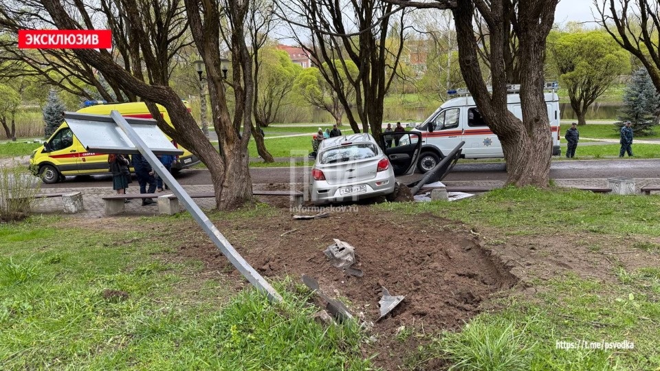 Автомобиль вылетел со склона в Финский парк в Пскове 