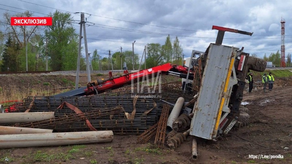 Грузовик опрокинулся в деревне Новосокольнического района
