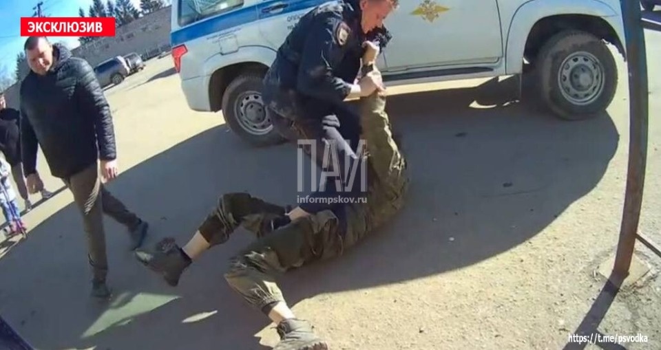 Псковича осудят за нападение на полицейского Псковича осудят за нападение на полицейского