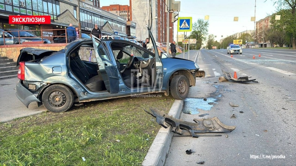 Женщина пострадала при столкновении двух машин в Пскове Женщина пострадала при столкновении двух машин в Пскове