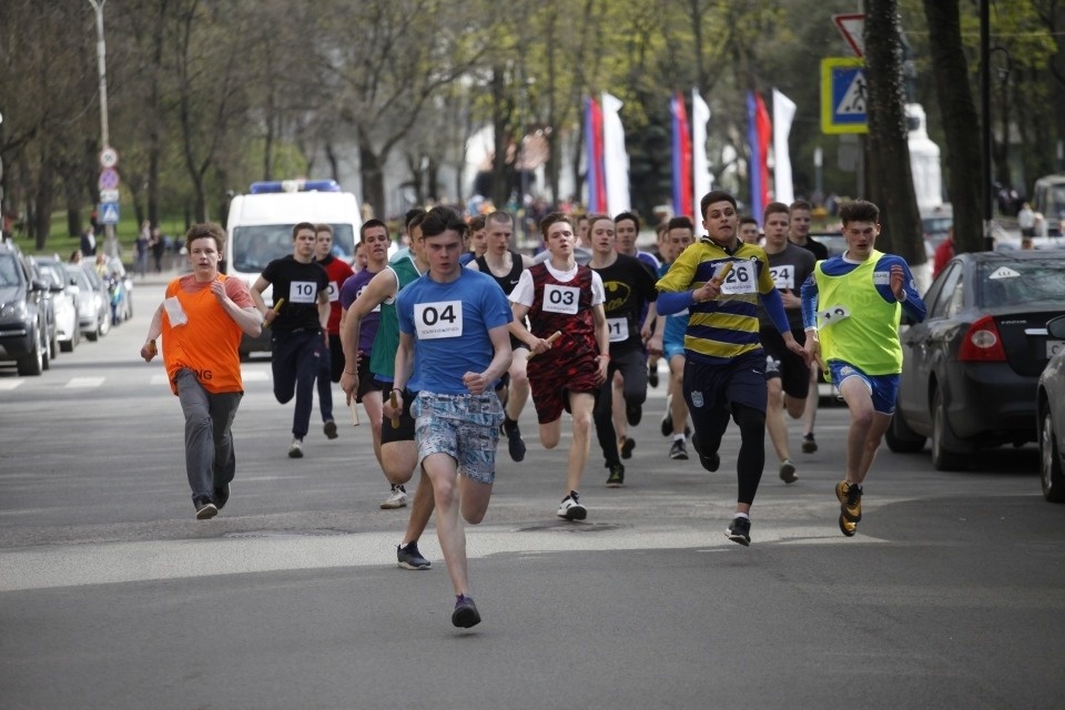 В память о Великой Победе Псков бежит легкоатлетическую эстафету на призы газеты «Псковская правда»