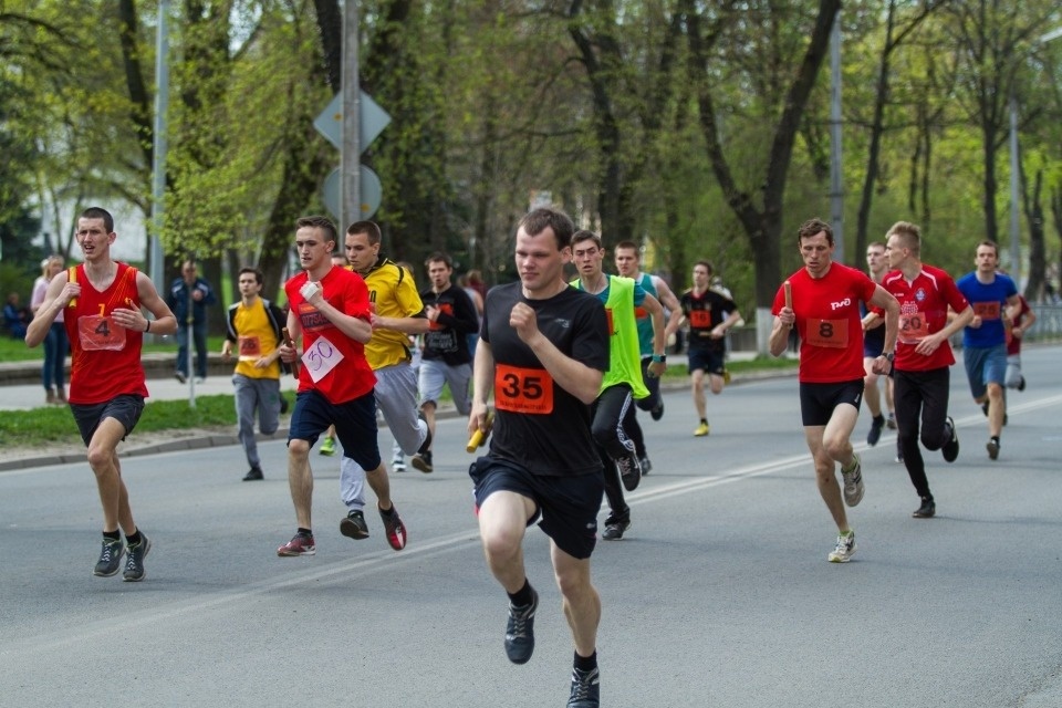 В память о Великой Победе Псков бежит легкоатлетическую эстафету на призы газеты «Псковская правда»