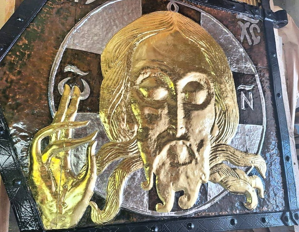 Завершена реставрация прапора-флюгера для башни Нижних решеток в Псково-Печерском монастыре