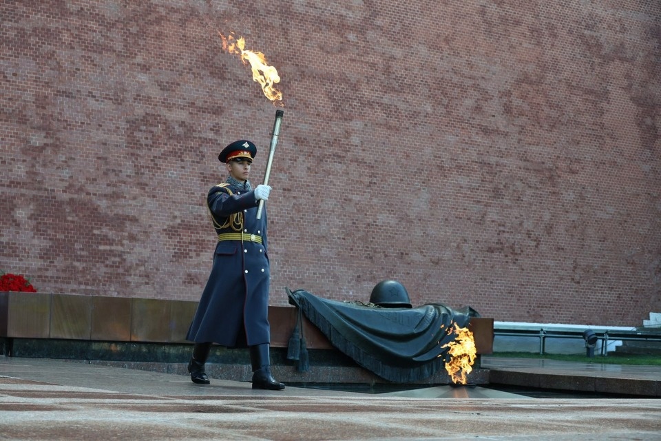Трансляцию зажжения Вечного огня на мемориале «Журавли» в Санкт-Петербурге можно посмотреть в прямом эфире