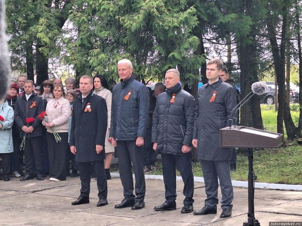 В Локне зажгли Вечный огонь