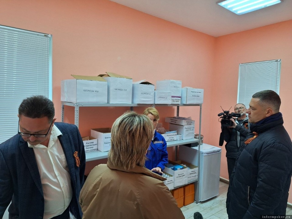 Михаил Ведерников осмотрел новый пост скорой медицинской помощи в Локне