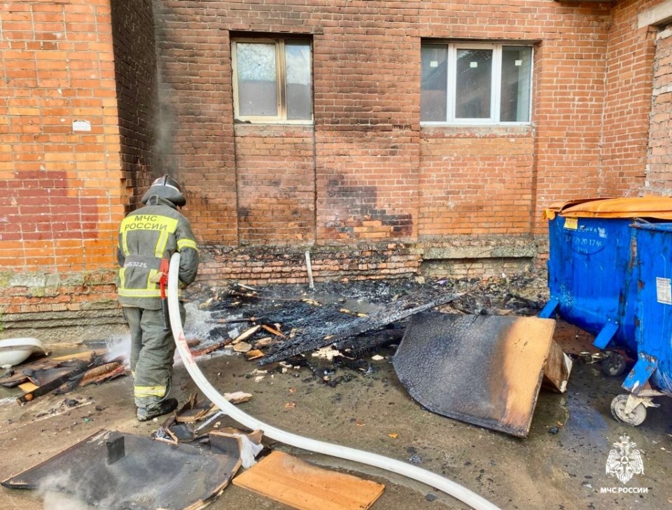 Окно пострадало из-за возгорания мусора у многоэтажки в Пскове