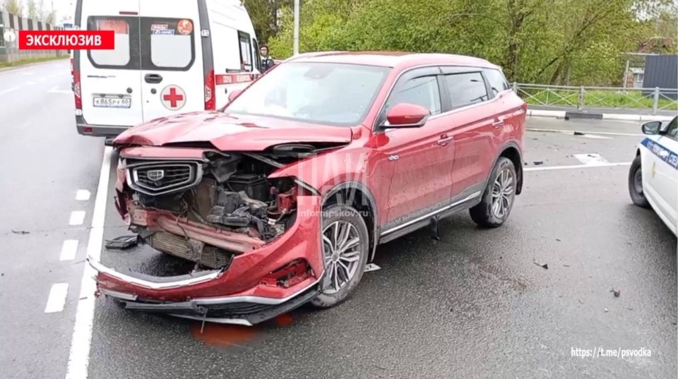 Женщине потребовалась госпитализация после ДТП в Пскове Женщине потребовалась госпитализация после ДТП в Пскове