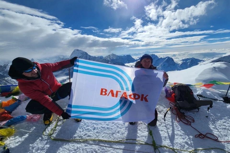 Флаг Великолукской академии физической культуры и спорта подняли на вершину «Мера Пик» в Гималаях Флаг Великолукской академии физической культуры и спорта подняли на вершину «Мера Пик» в Гималаях