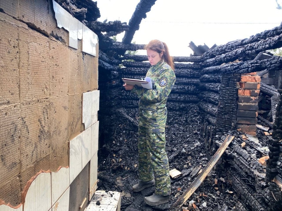 Женщина погибла на пожаре в Псковском районе 