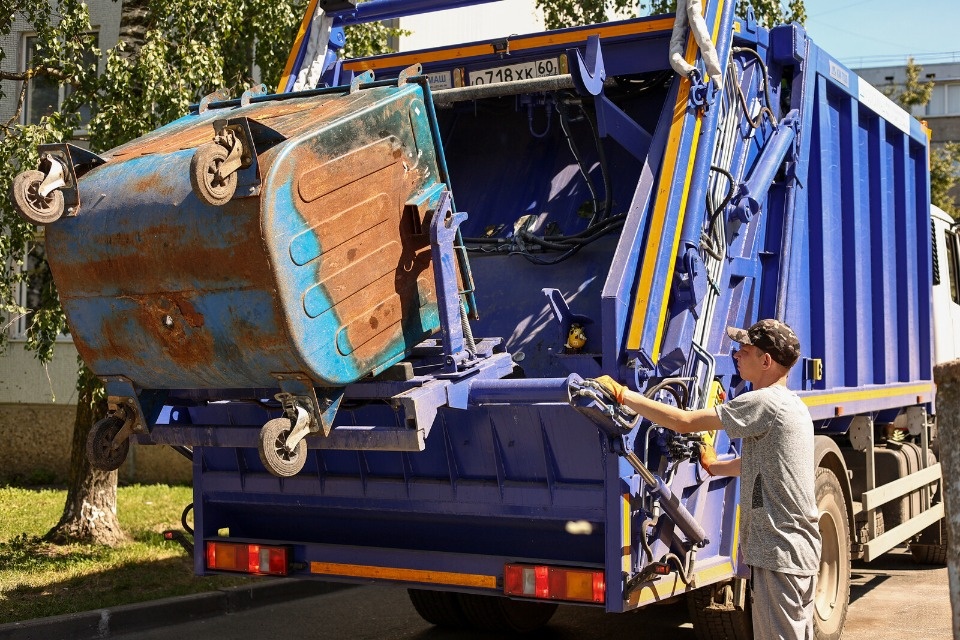 Жителям Псковской области рассказали, как не платить за вывоз мусора при отъезде