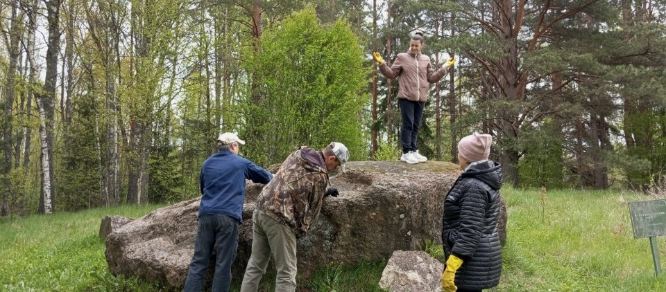Марамохинский камень-следовик привели в порядок в Пушкинском заповеднике 