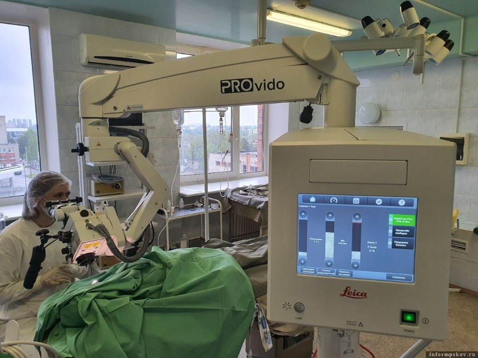Новый операционный микроскоп появился в Псковской детской областной больнице