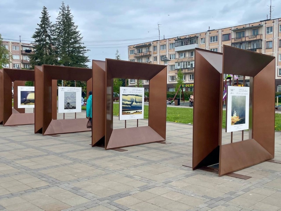 В сквере на Четырех углах в Пскове открылась экспозиция в честь художника Петра Оссовского