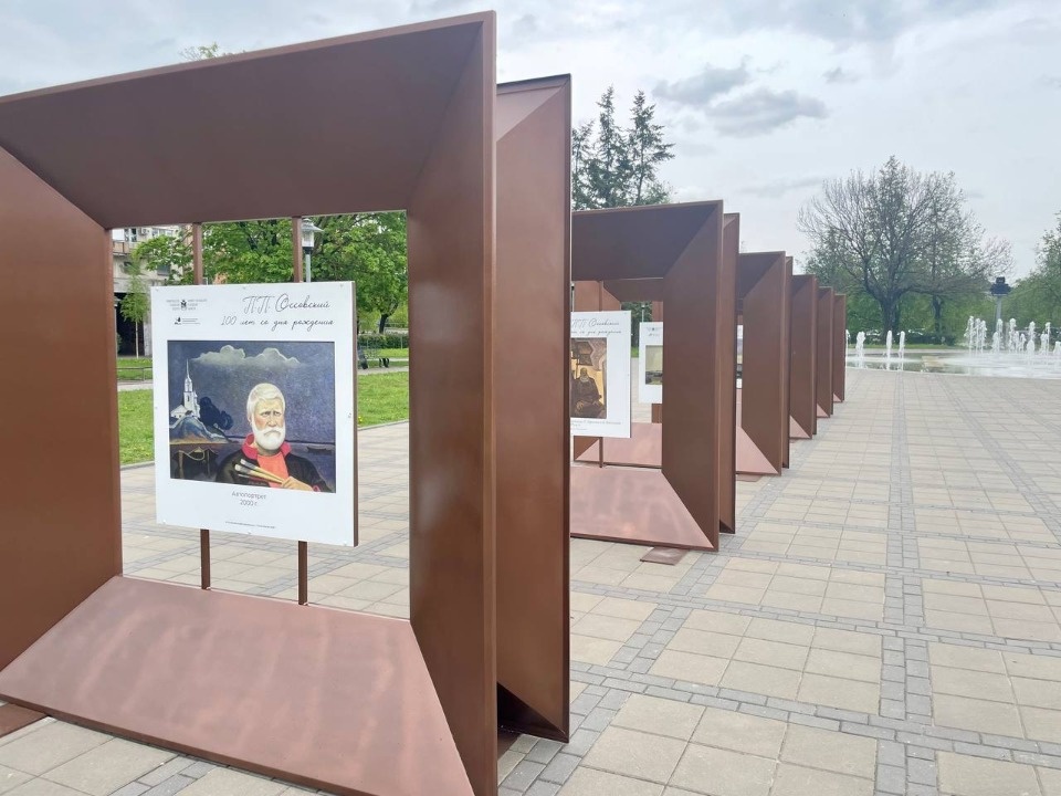 В сквере на Четырех углах в Пскове открылась экспозиция в честь художника Петра Оссовского