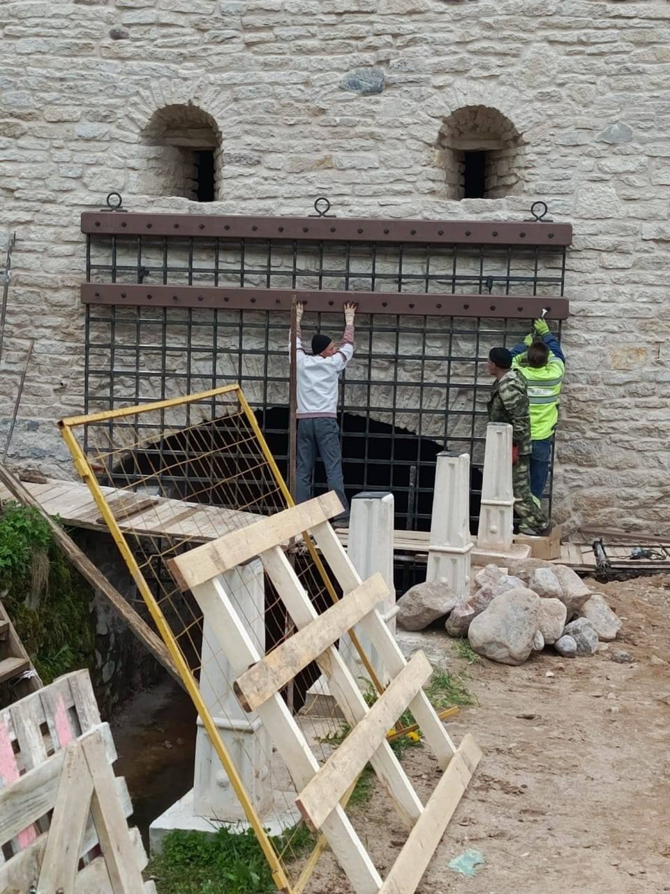 На башне Нижних решеток в Печорах установили опускную решетку крепостных ворот 